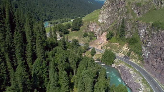 航拍新疆独库公路夏季风景小溪森林高山