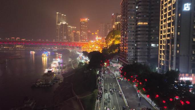 航拍重庆洪崖洞为游客封桥看夜景