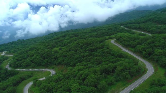 夏日九顶山航拍山路盘旋弯曲