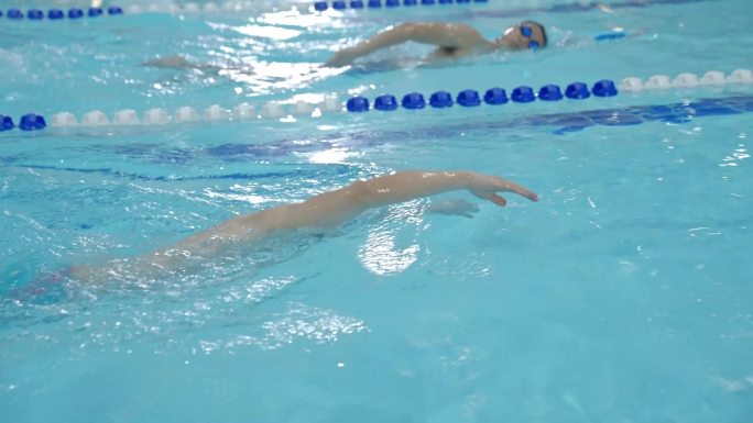 运动员游泳 健身房游泳 热身 蛙泳