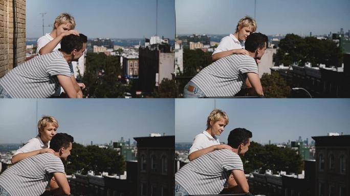 美丽的年轻女子听着男人说话，站在一个浪漫的阳光明媚的小阳台上，可以看到可爱的纽约景色