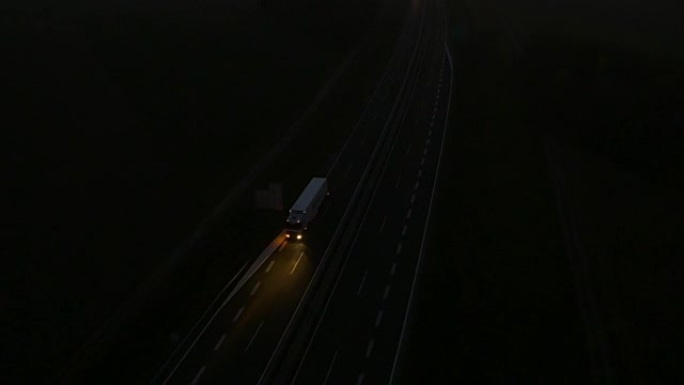 黄昏时高速公路上的空中交通