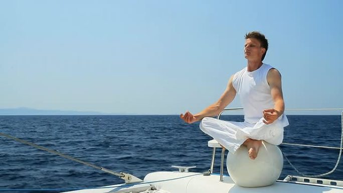 HD：男子在海上练习瑜伽