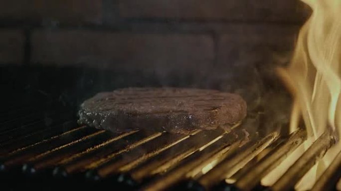 快餐烧烤牛排在火烤架上烹饪