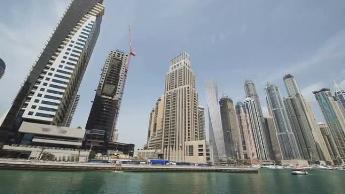 迪拜运河周围壮观的摩天大楼