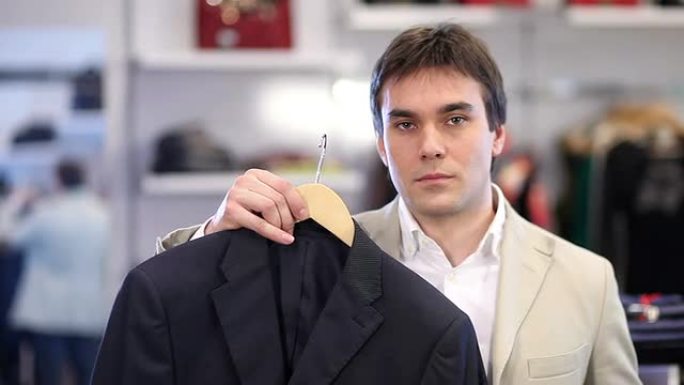 一个年轻人正在买衣服