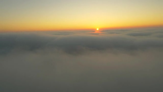 空中航空公司美丽的日出在云端