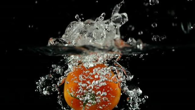 慢动作：番茄在水中飞溅