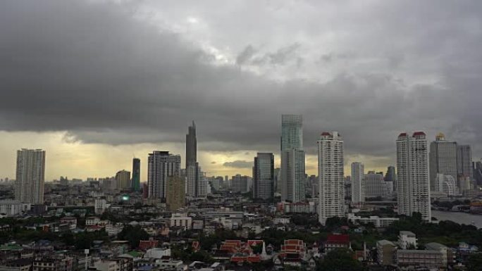 傍晚时分，自然和城市概念的城市景观建筑上的风产生的云速度的4k镜头