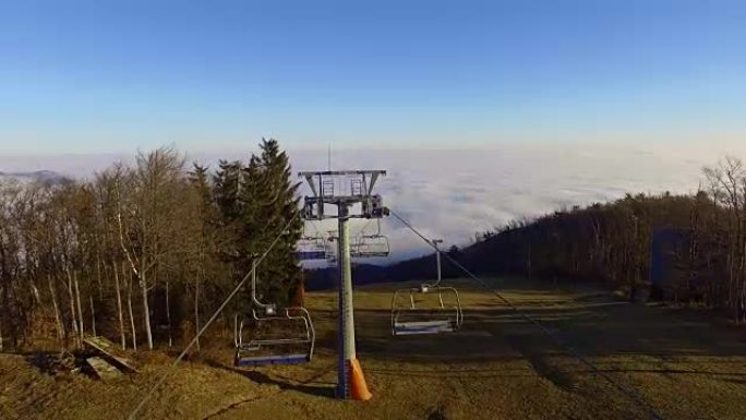 寒冷的秋天早晨的空中滑雪胜地