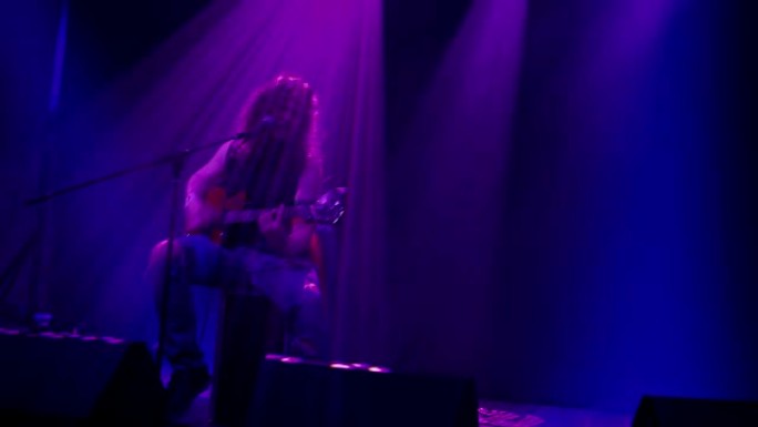 LS Rocker在舞台上弹吉他和唱歌