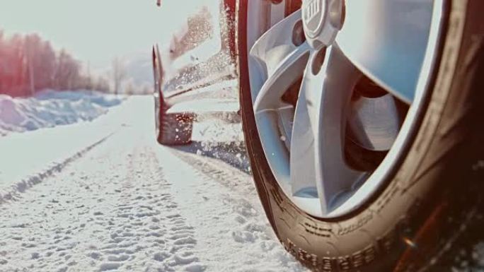 SLO MO汽车的车轮在雪地里旋转
