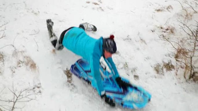 十几岁的男孩在雪地里使用身体板