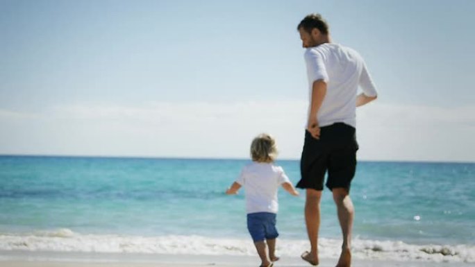 父亲和儿子在海滩上