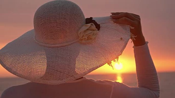 SLO MO时尚女人在海上享受日落