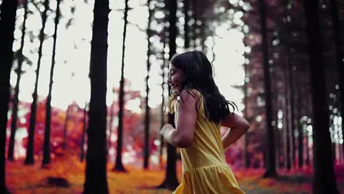 快乐的女孩在森林中奔跑
