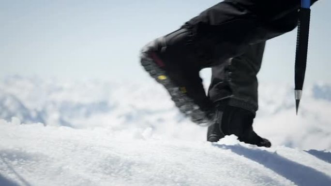 登山者在山上的雪地上行走