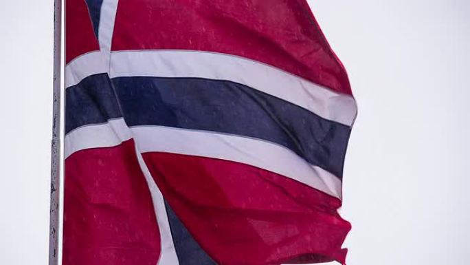 在风中飘扬的挪威国旗