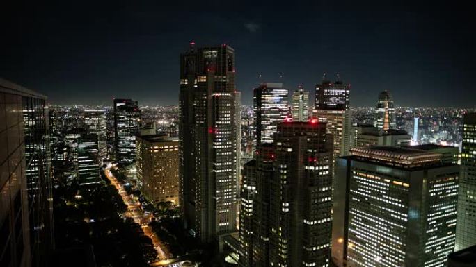 城市景观的延时拍摄。大城市有摩天大楼，繁忙的交通和夜灯。天际线