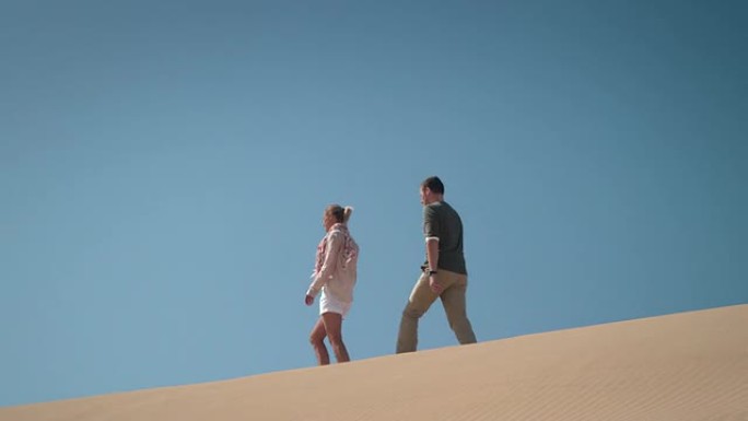 沙漠中的情侣