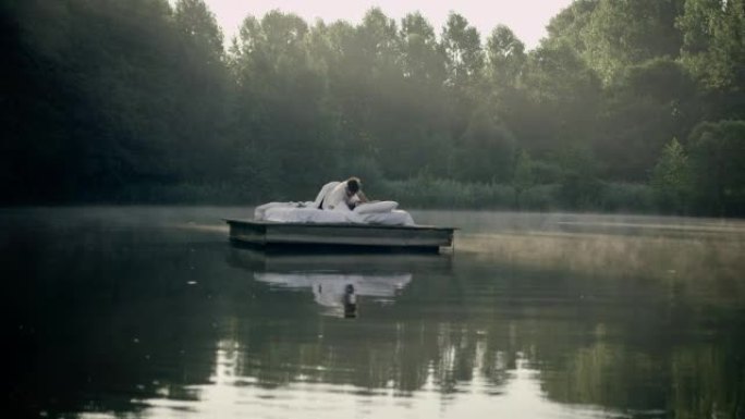 情侣在湖面上醒来情侣在湖面上醒来户外大自