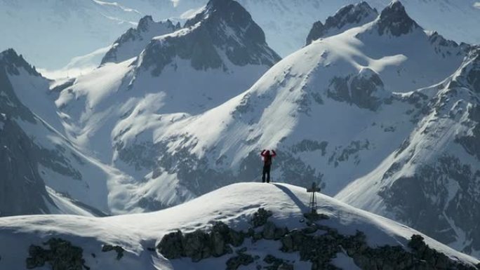 登山者在白雪覆盖的山峰上欢腾