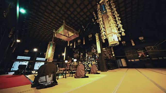 DS僧侣在日本寺庙祈祷