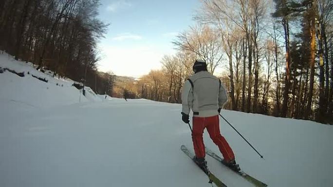 HD慢速运动：在滑雪板后面沿着滑雪坡滑雪