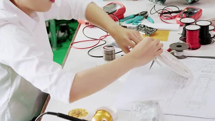 青少年在学校机器人俱乐部项目中研究功能齐全的可编程机器人。创意设计师在车间测试机器人原型。科学概念