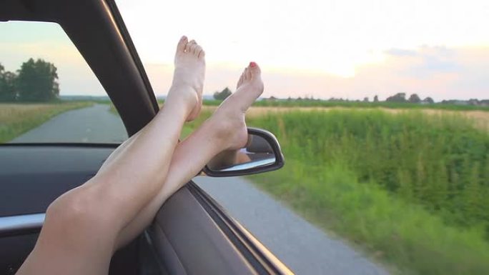 高清超慢速运动：女人的腿从车里伸出来