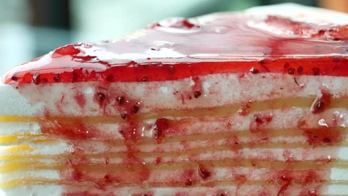 近距离切割草莓芝士蛋糕
