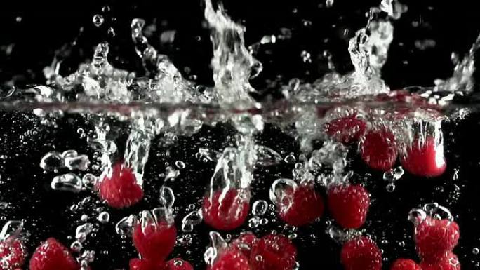 慢动作：树莓飞溅到水中