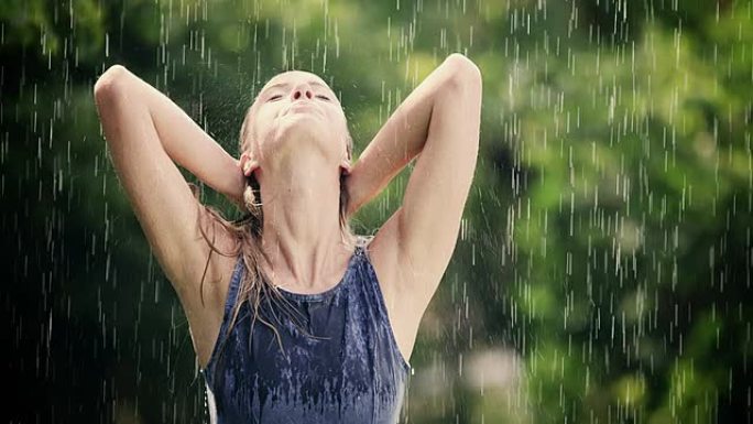 女人享受夏雨湿身诱惑美女湿身诱惑