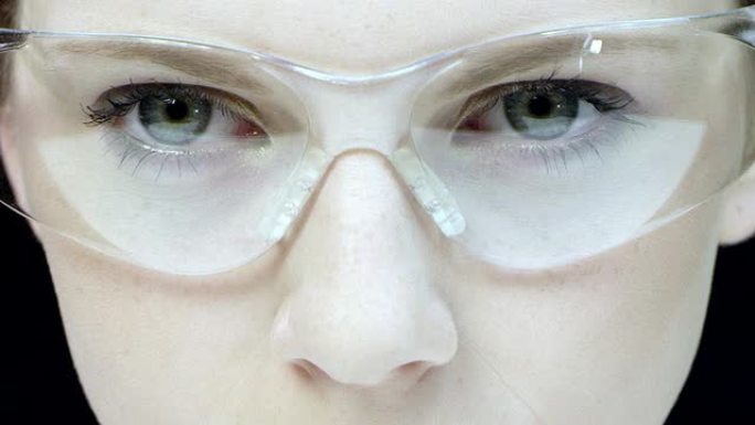 戴高科技眼镜的女人