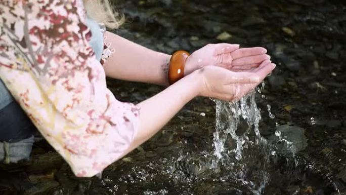 女孩泼水溪流洗手玩水