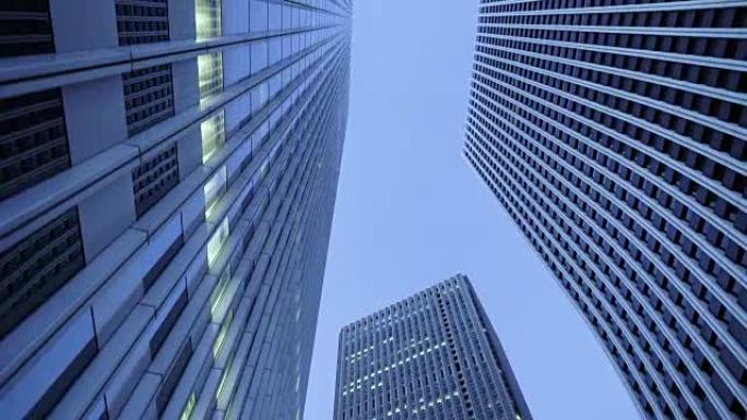 东京摩天大楼的低角度滑行镜头。金融区。晚上的天空景观和城市景观。
