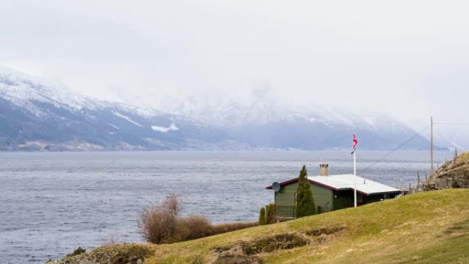 挪威峡湾附近的偏远房屋