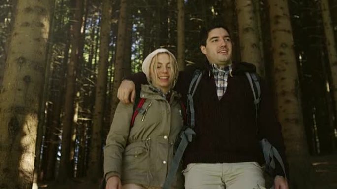 年轻夫妇徒步旅行热恋情侣密林深处徒步旅行