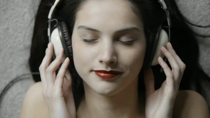 音乐女孩MU地板躺着耳机头戴耳机听歌