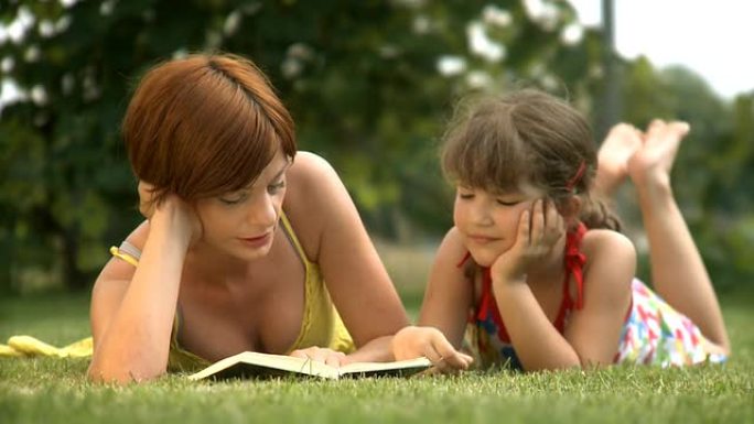 母亲和孩子读书母女户外看书