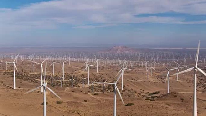 从上方俯视创造清洁可再生能源的巨型风力涡轮机场的鸟瞰图