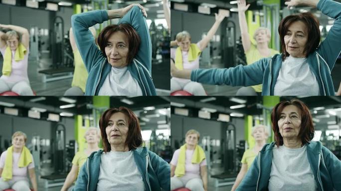 在健身房锻炼的老年女性
