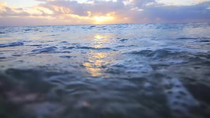 日落时分，海浪涌向沙滩