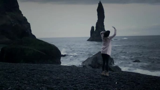 喜欢冰岛黑色海滩的时尚女性