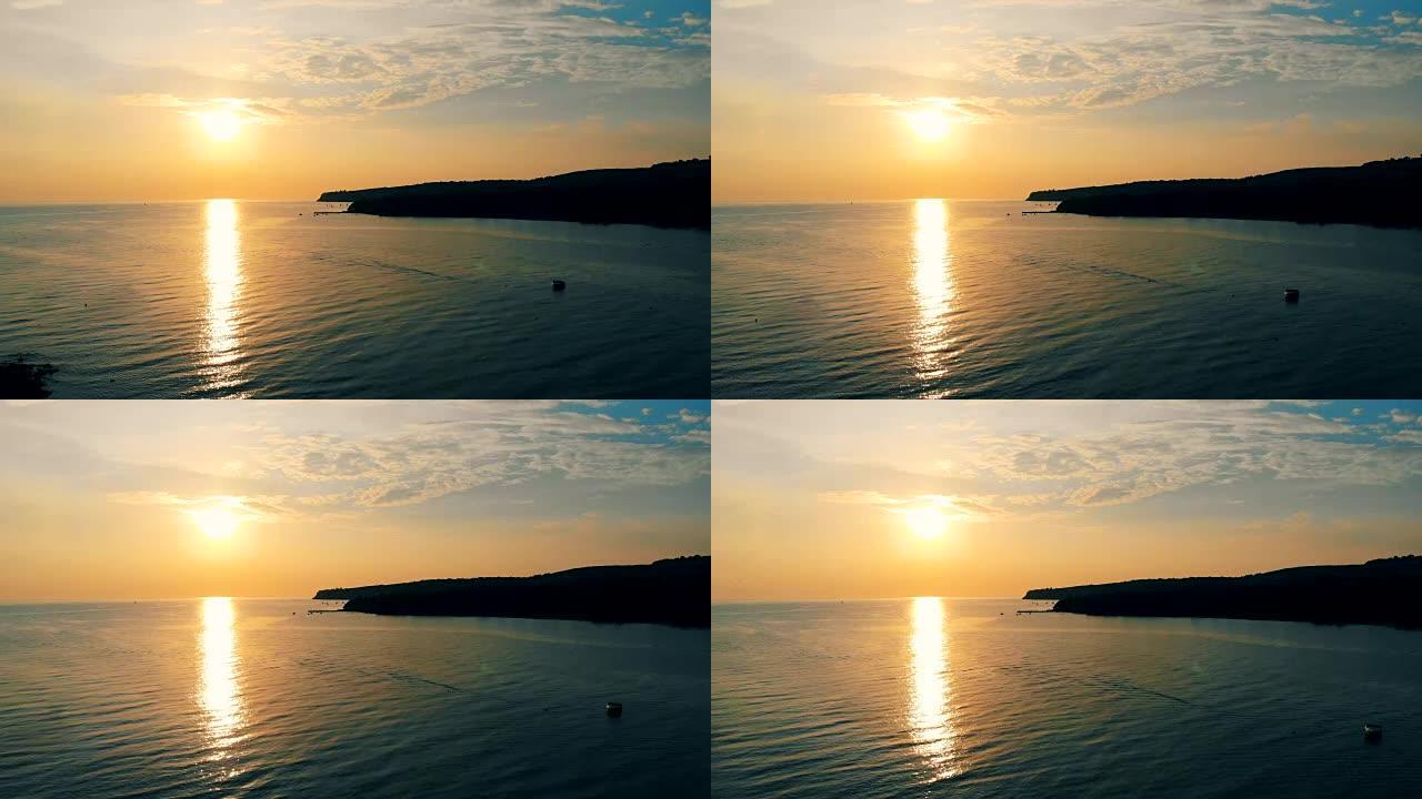 从海湾看风景如画的日落