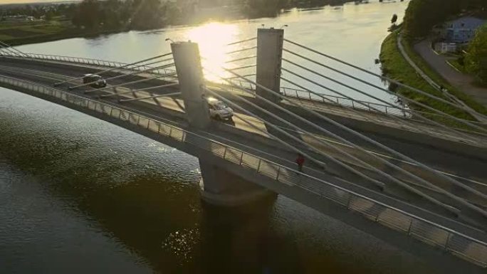 日落时桥上的空中城市慢跑者