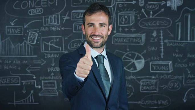 一位商人的肖像，一位营销老师，在黑色背景上的黑板上绘制成功图。概念: 职业成长，成长图表，成功人士，