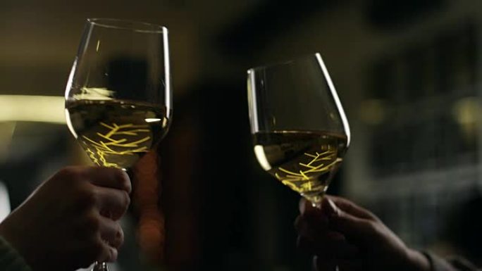 白葡萄酒烤面包白葡萄酒烤面包干杯