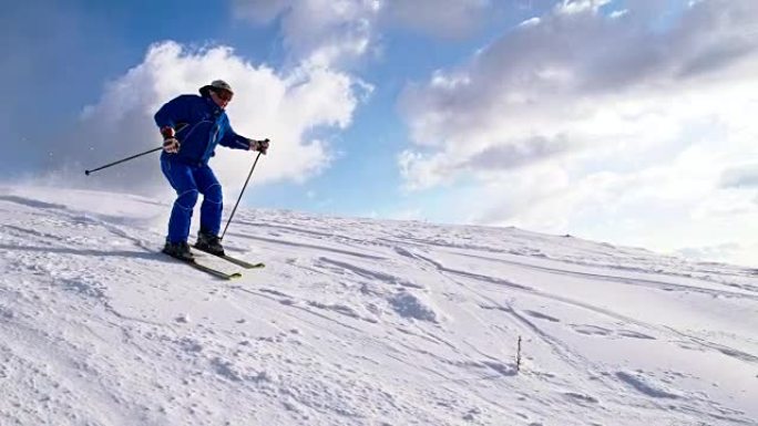 SLO MO Man在滑雪场上滑雪