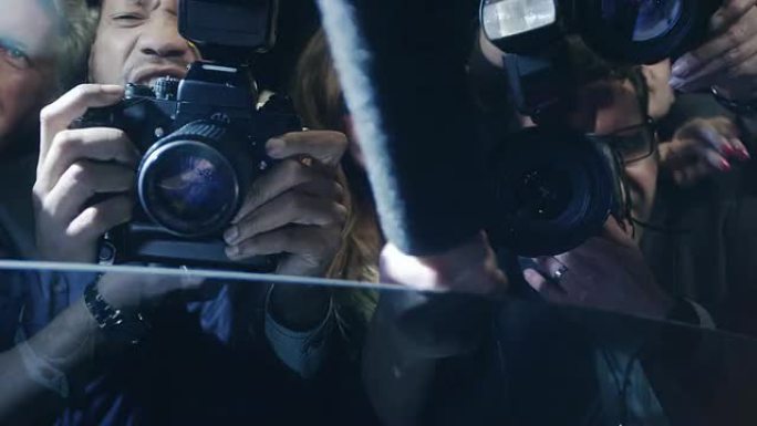 摄影师面对镜头一群记者娱乐记者